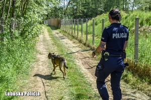 policjantka z psem tropiącym