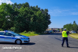 policjanci zabezpieczają miejsce pożaru