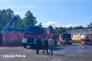 policjanci zabezpieczają miejsce pożaru