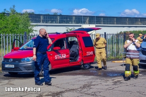 Policjanci i strażacy w trakcie działań