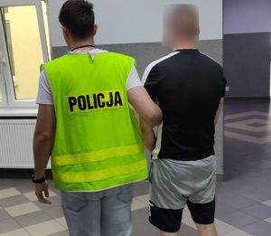 policjant z zatrzymanym mężczyzną