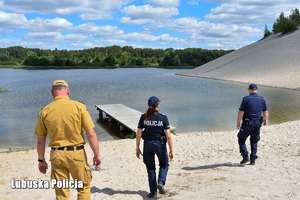 policjanci i strażak na działaniach woda