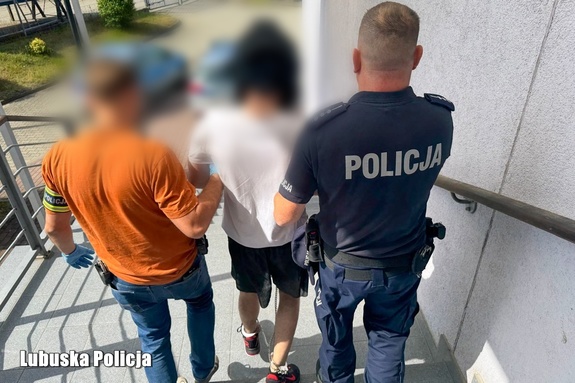 19-latek podejrzany o usiłowanie zabójstwa zatrzymany przez policjantów i tymczasowo aresztowany