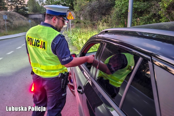 Kilkaset badań trzeźwości podczas nocnych działań drogówki. Policjanci zatrzymali dwóch kierowców „pod wpływem”