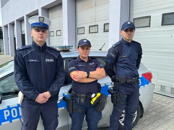 Policjanci wyważyli drzwi i wynieśli nieprzytomnego mężczyznę z płonącego mieszkania