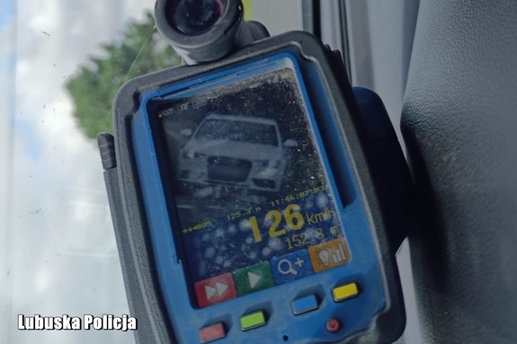 Przekroczył prędkość o 76 km/h i nie posiadał uprawnień do kierowania pojazdów