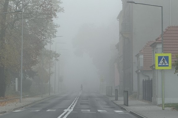 Szybko zapadający zmrok, gęste mgły na drodze- Wolniej znaczy bezpieczniej!