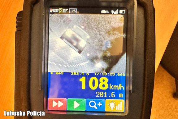 Wysoka prędkość i akcja „Bezpieczny pieszy”. 26-latek stracił prawo jazdy