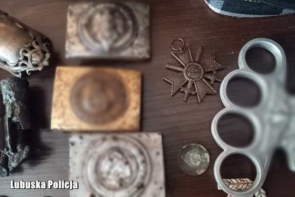 Policjanci zabezpieczyli kilkanaście przedmiotów mogących pochodzić z okresu II Wojny Światowej