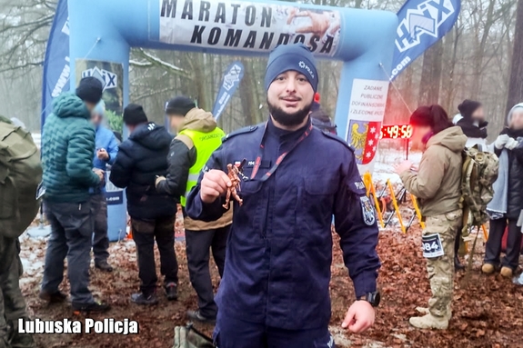 Lubuski policjant na mecie Maratonu Komandosa