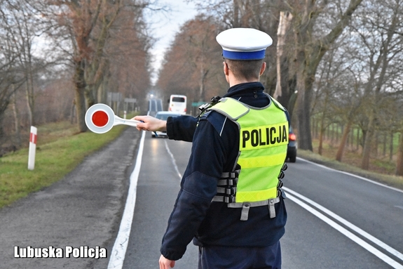 Świąteczny ruch pod kontrolą. Policjanci czuwają nad bezpieczeństwem