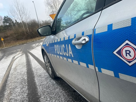 Trudne warunki na drogach, śliska nawierzchnia  – uważajmy!